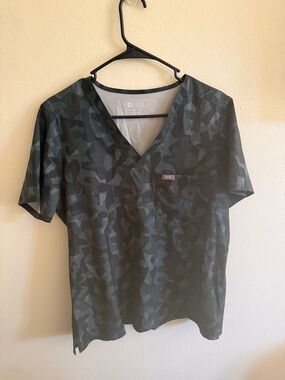 Figs Men's Short Sleeve V-Neck Top in Dark Camo Gray